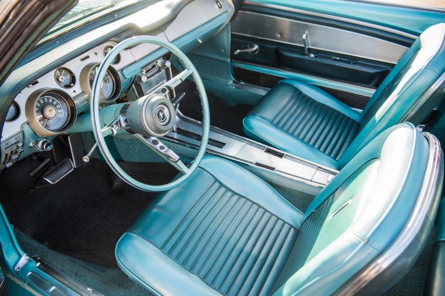Интерьер Ford Mustang Convertible 1967 года  (фото 10 из 44)